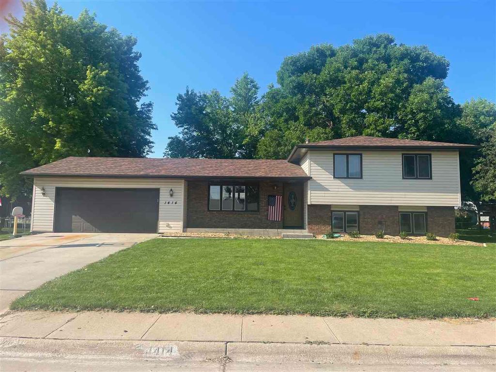 1414 W 38th St, Kearney, NE 68845