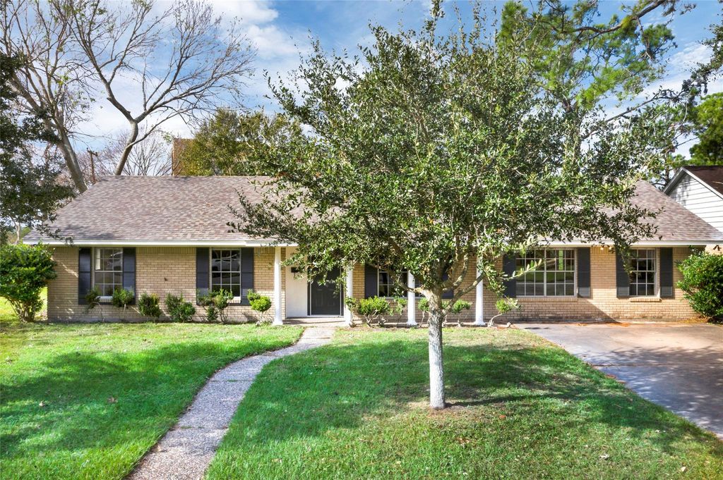 1908 Circle Dr, Bay City, TX 77414