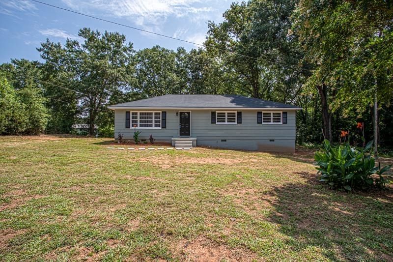 35 Crest Rd, Griffin, GA 30224