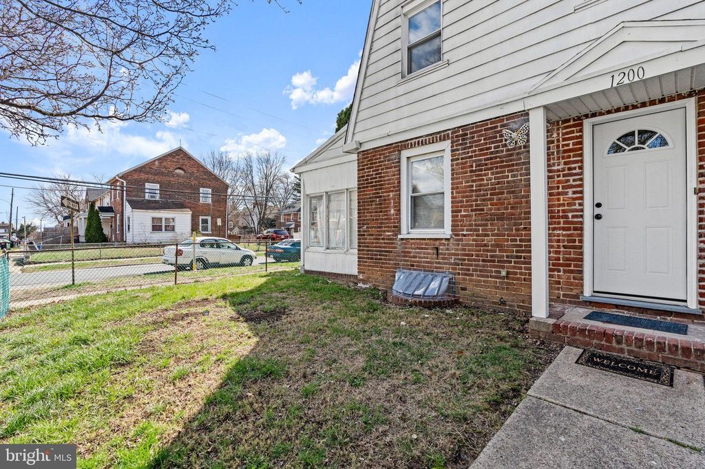 1200 Pine Ln, Chester, PA 19013