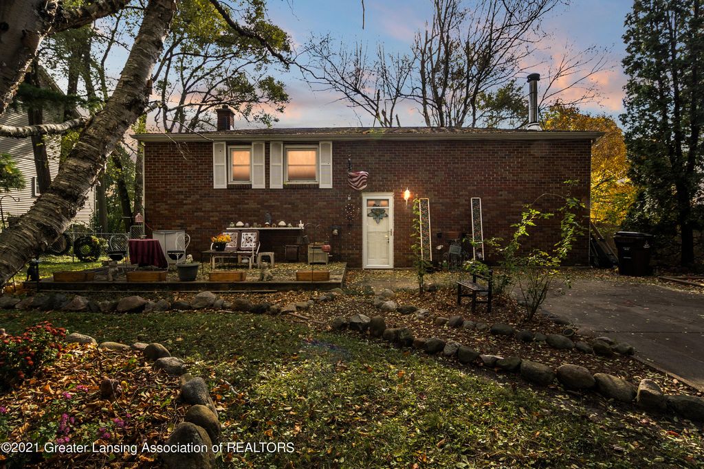 7154 Coleman Rd, East Lansing, MI 48823