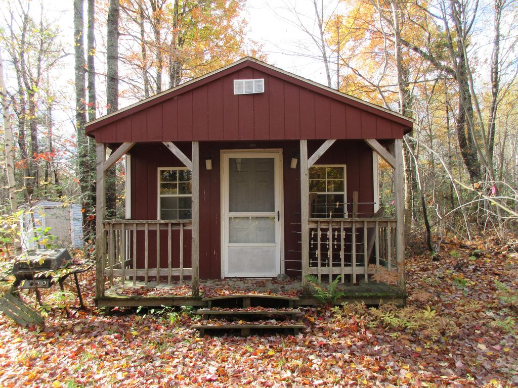 31 Kingsbury Rd, Wellington, ME 04942
