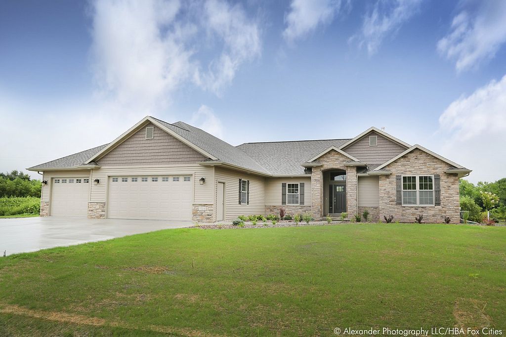 1524 Woods Edge Ln, Neenah, WI 54956