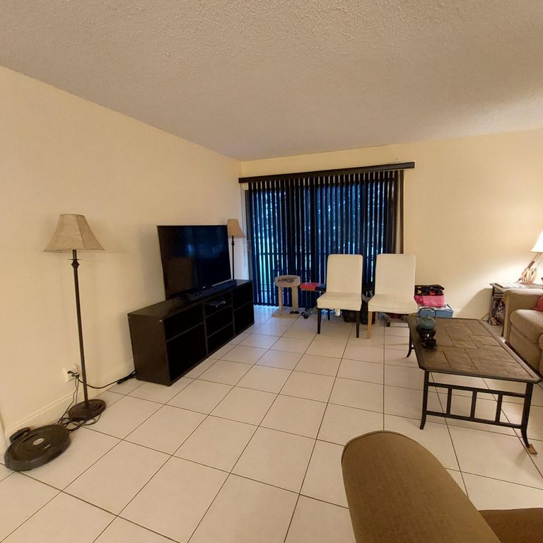 430 Commodore Dr #212, Plantation, FL 33325
