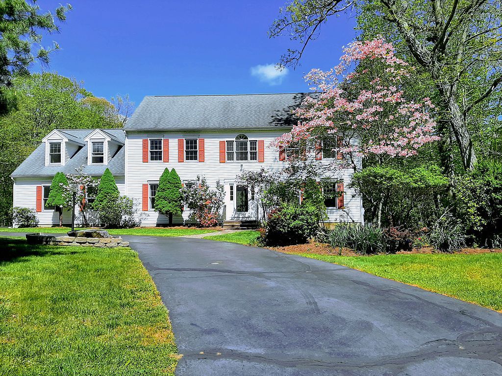 29 Broad Hill Cir, Guilford, CT 06437