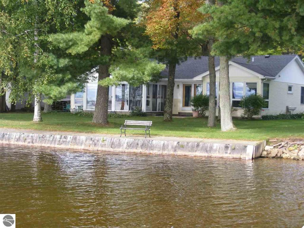 115 Kimel Dr, Cadillac, MI 49601