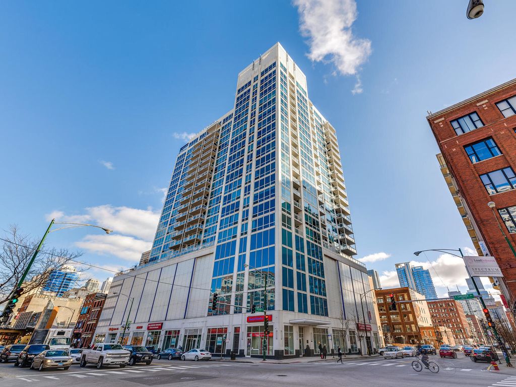 757 N Orleans St #606, Chicago, IL 60654