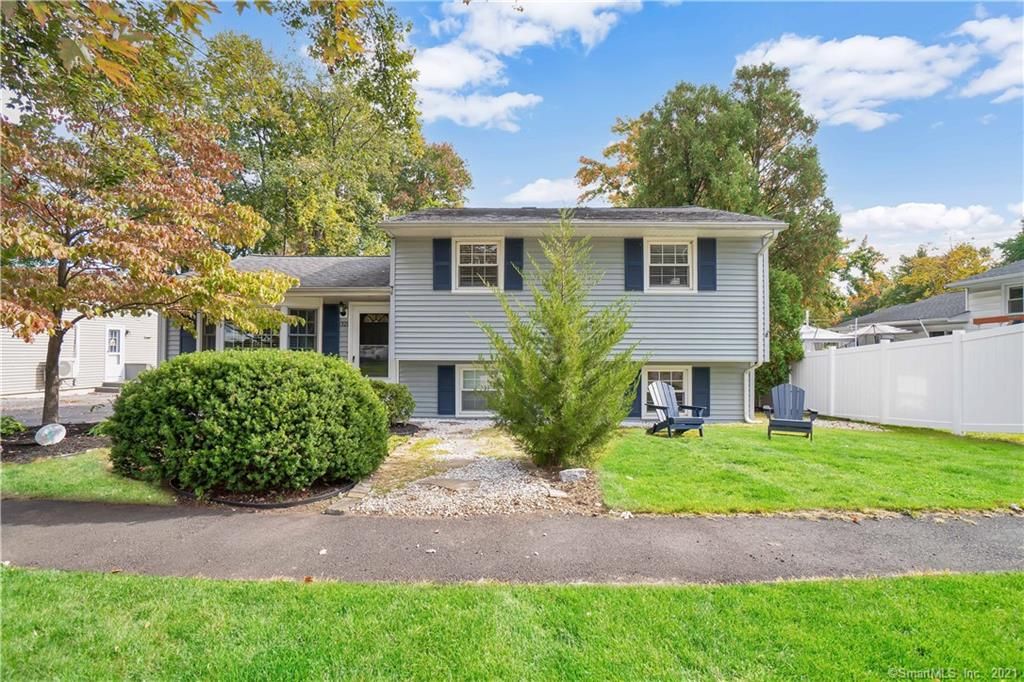 321 Oakwood Dr, Fairfield, CT 06824