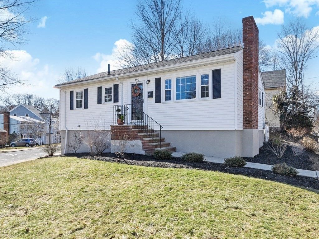 190 Weld St, West Roxbury, MA 02132