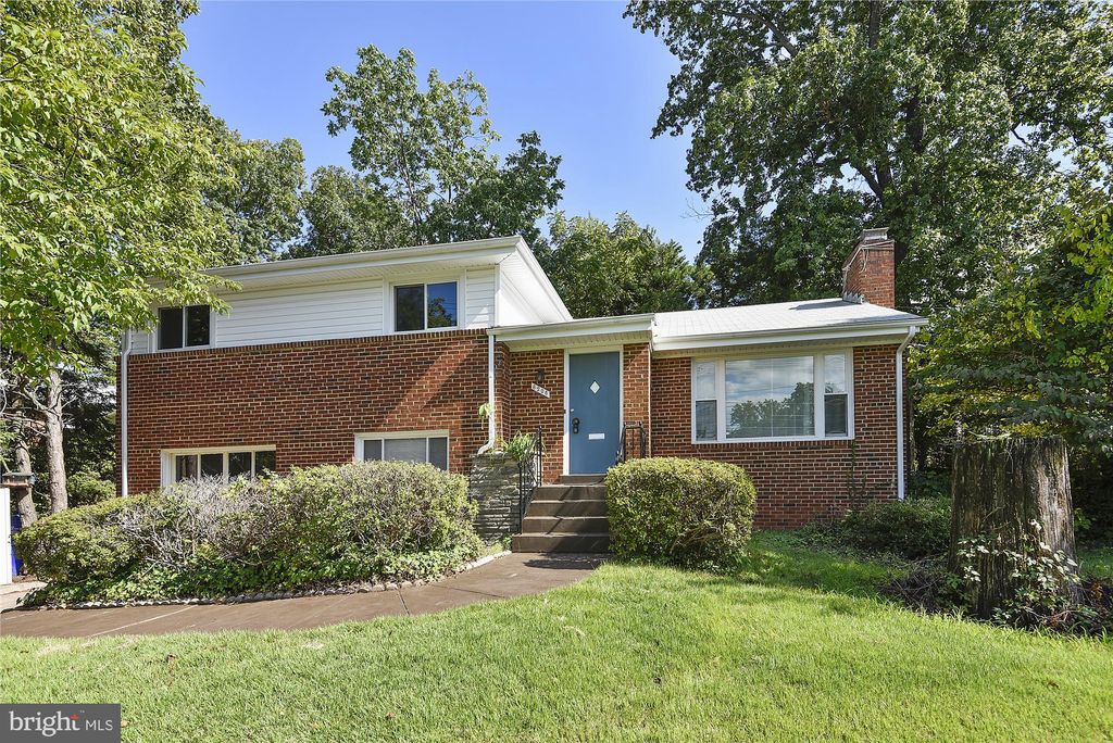 6206 Wilson Ln, Bethesda, MD 20817