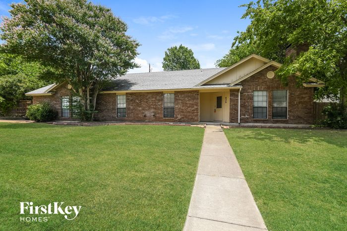 826 Woodhaven Ln, Grand Prairie, TX 75052