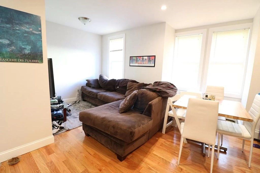 Modern Apartments Off 67 with Simple Decor