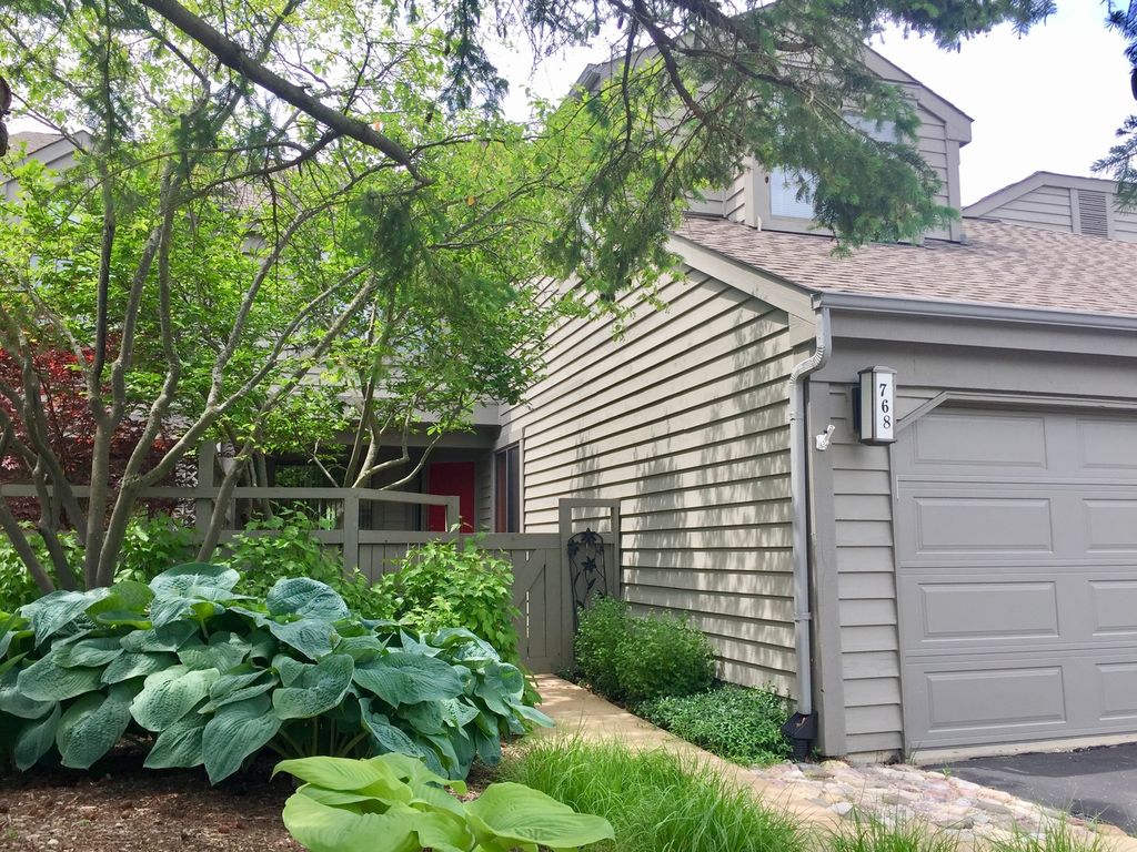 768 Golf Ct, Lake Barrington, IL - 3 Bed, 4 Bath Townhouse - 33 Photos