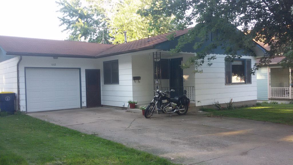 1012 Lincoln St, Pella, IA 50219