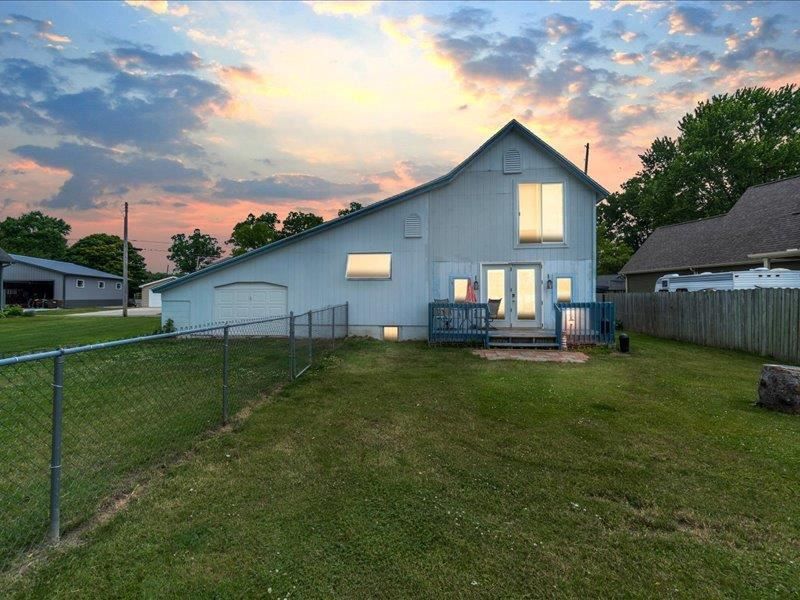 301 Lakeside Dr, Jackson, MI 49203