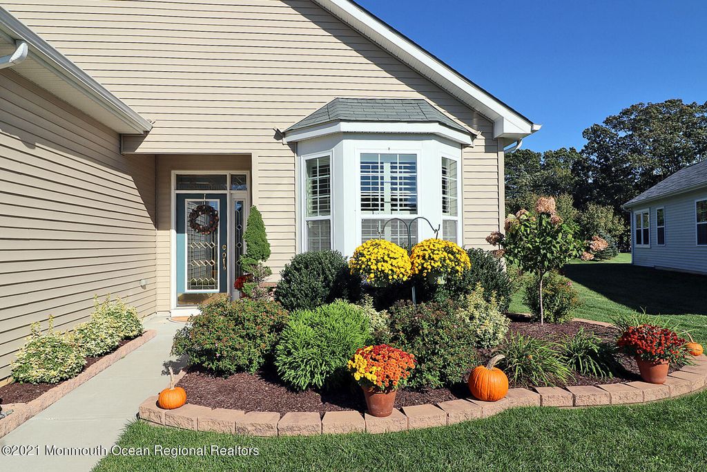 95 Eagle Ridge Cir, Lakewood, NJ 08701
