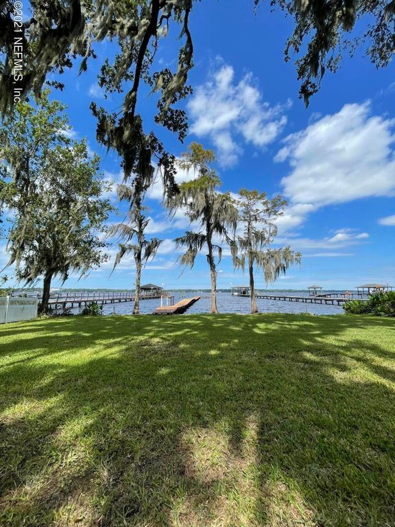 1947 Lakeshore Dr N, Fleming Island, FL 32003