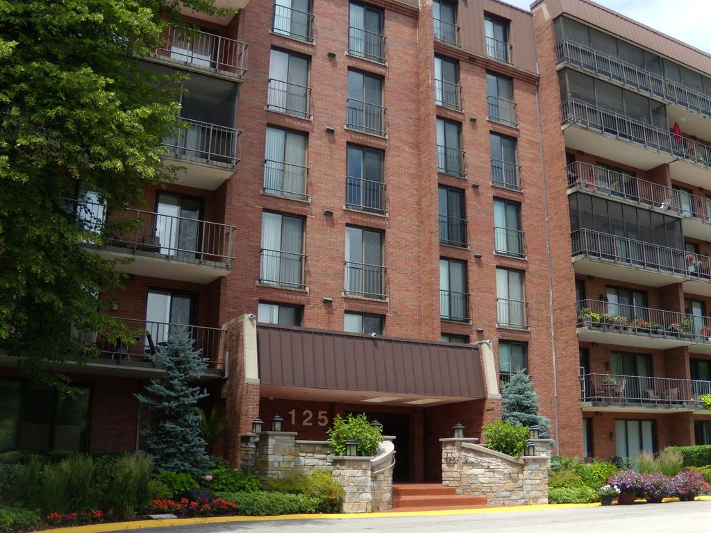125 Acacia Cir #112, Indian Head Park, IL 60525