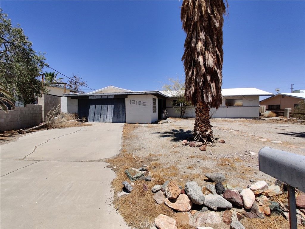 12166 Lakeview Dr, Trona, CA 93562