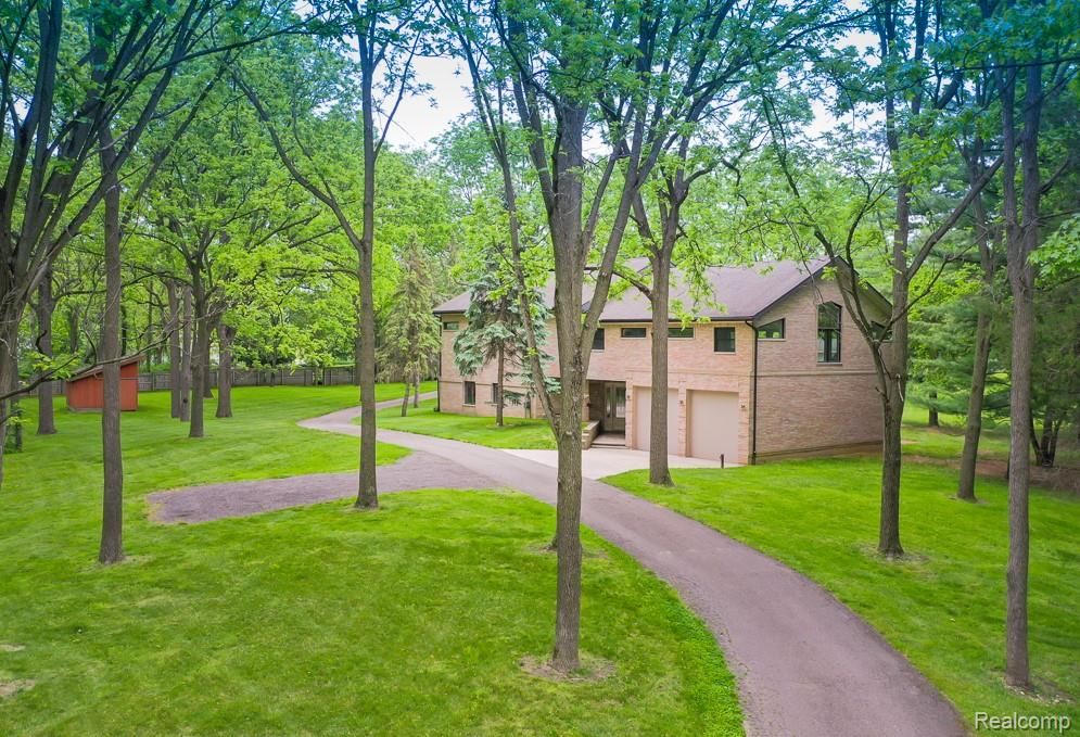 9989 Dexter Chelsea Rd, Dexter, MI 48130