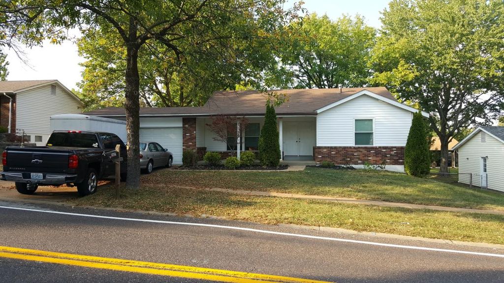 2617 Yaeger Rd, Saint Louis, MO 63129
