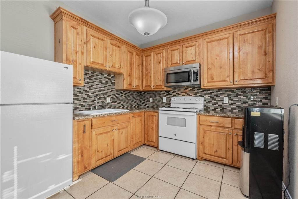 205 E 2nd St, Hearne, TX 77859