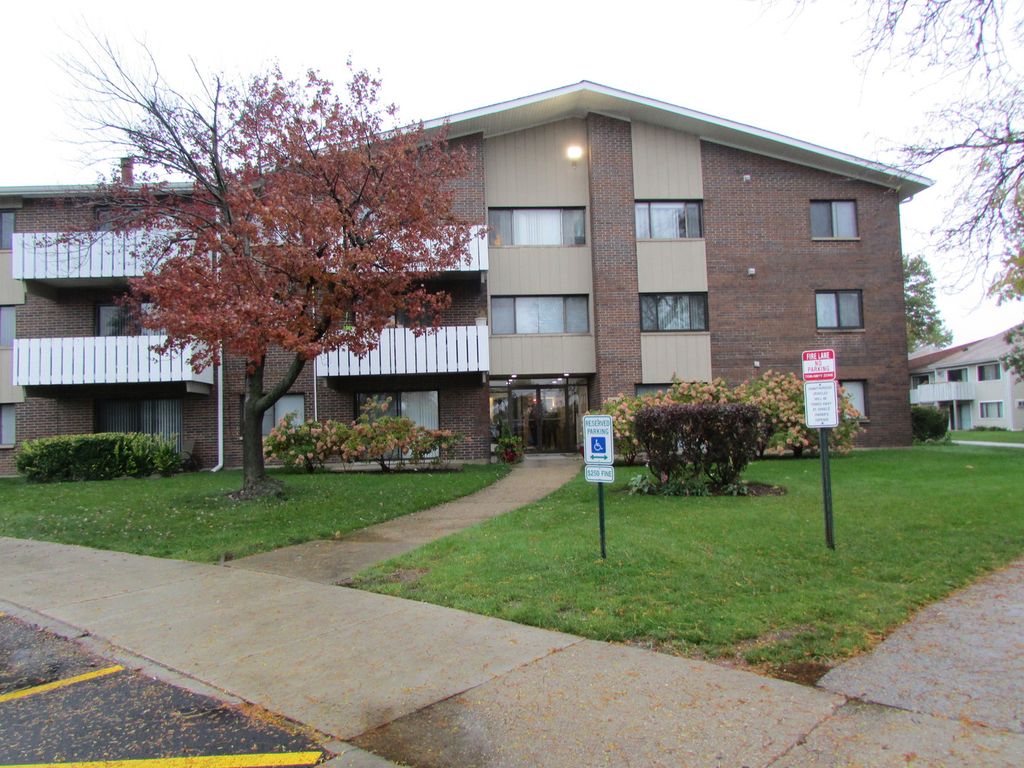 1000 Bayside Dr #305, Palatine, IL 60074