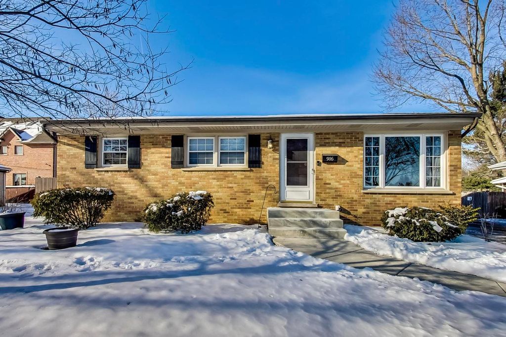 916 S Can Dota Ave, Mount Prospect, IL 60056
