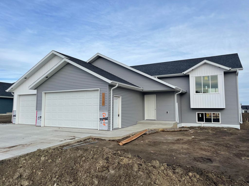 5321 Titanium Dr, Bismarck, ND 58503