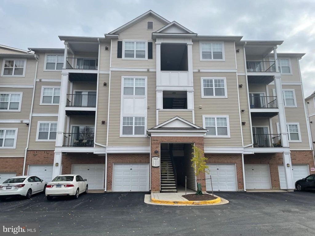 19609 Galway Bay Cir #402, Germantown, MD 20874