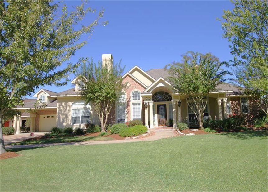 106 Harvard Oaks Dr, Lake Jackson, TX 77566