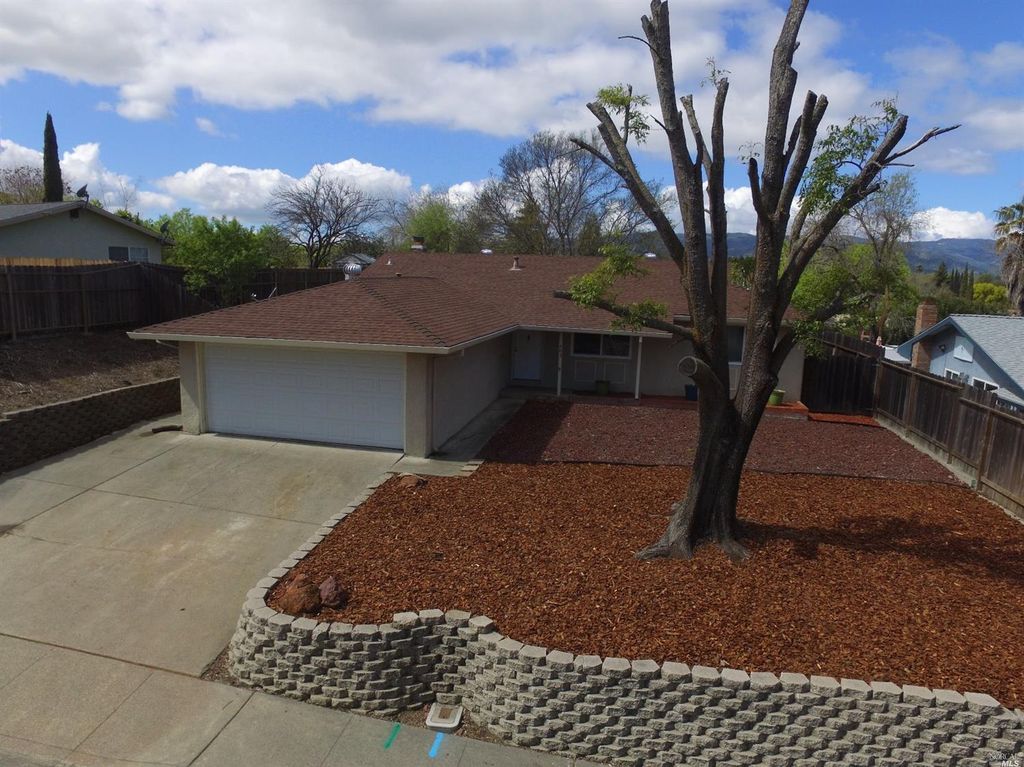 403 Springvalley Dr, Vacaville, CA - 3 Bed, 2 Bath Single-Family Home