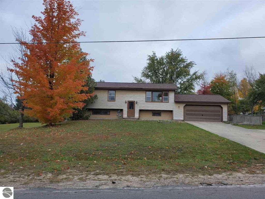 3633 Hammond Rd E, Traverse City, MI 49686