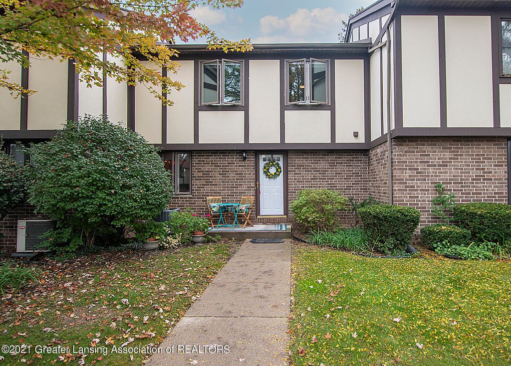 6230 Brookline Ct, East Lansing, MI 48823