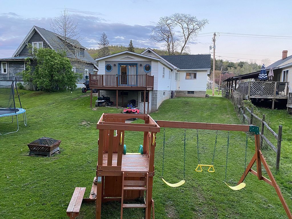 8 Sweitzer Dr, Duke Center, PA 16729