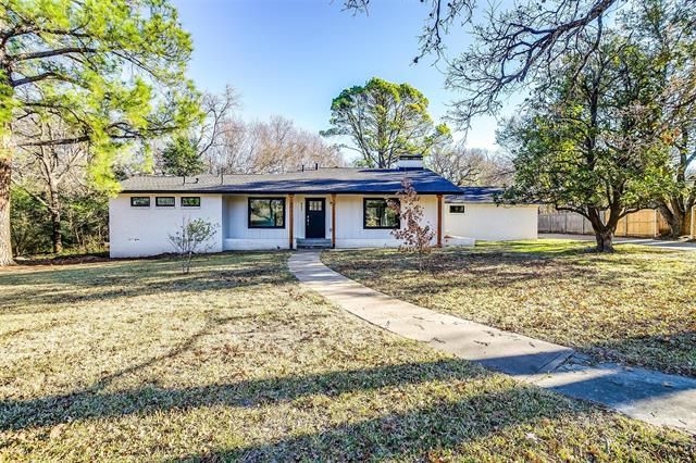 957 Meadow Oaks Dr, Arlington, TX 76010