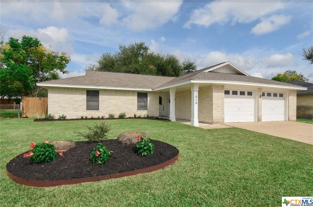 1816 Sam Houston Dr, Victoria, TX 77901