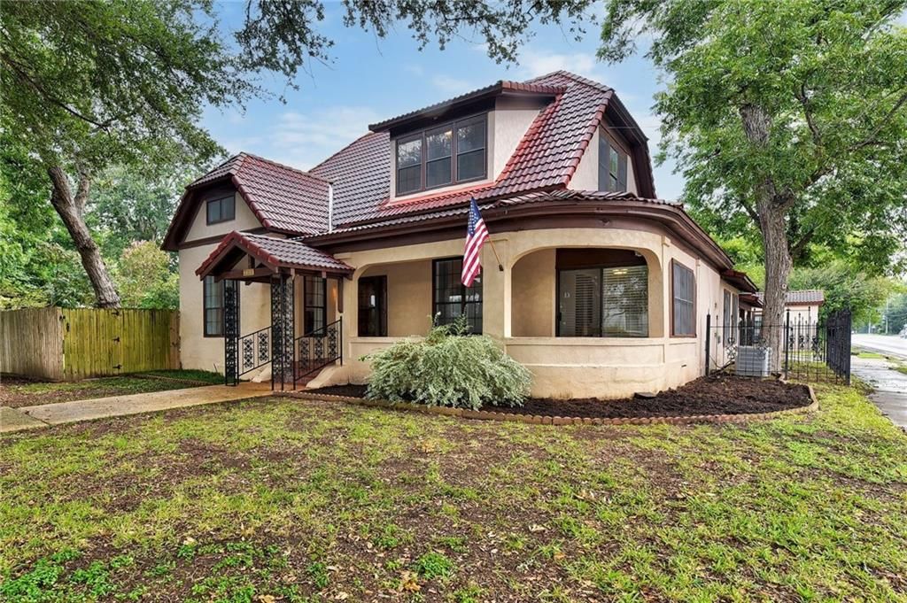 300 Mills St, Smithville, TX 78957