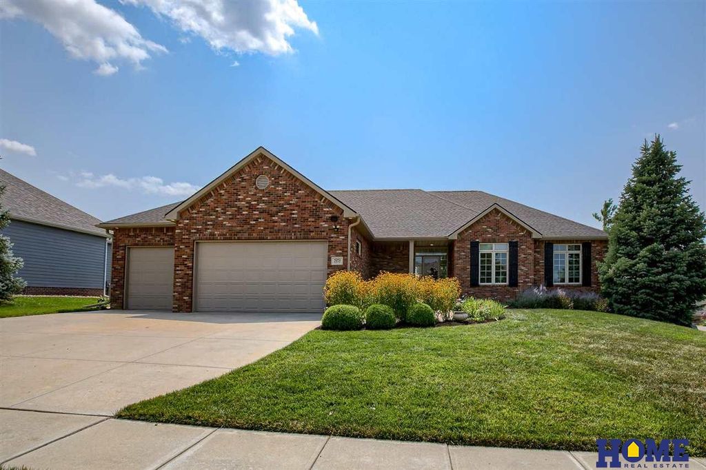 5251 Troon Dr, Lincoln, NE 68526