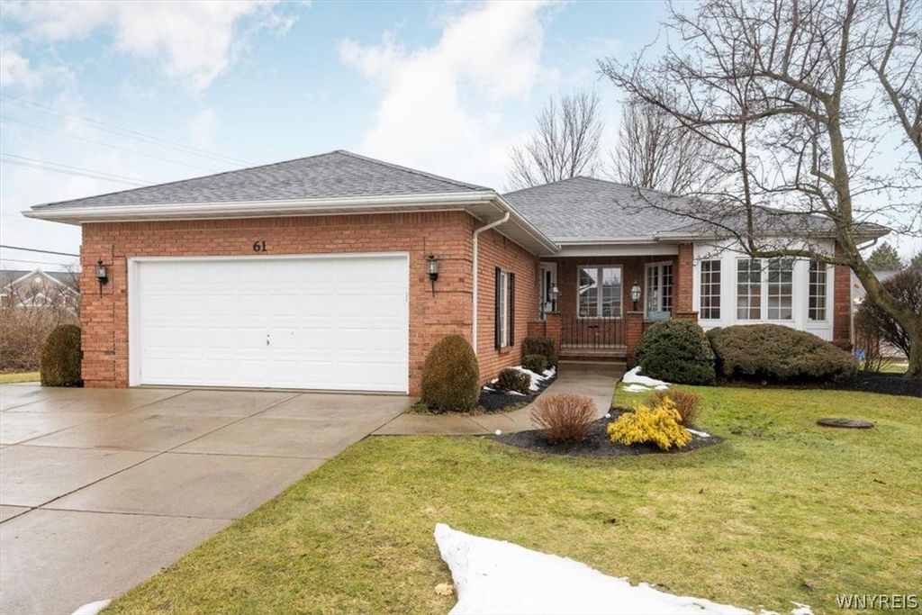 61 Hampton Hill Dr, Williamsville, NY 14221