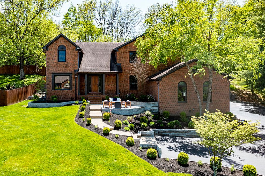 2404 The Woods Ln, Lexington, KY 40502