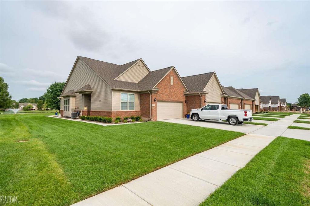 48631 Whittington Dr #19, New Baltimore, MI 48047