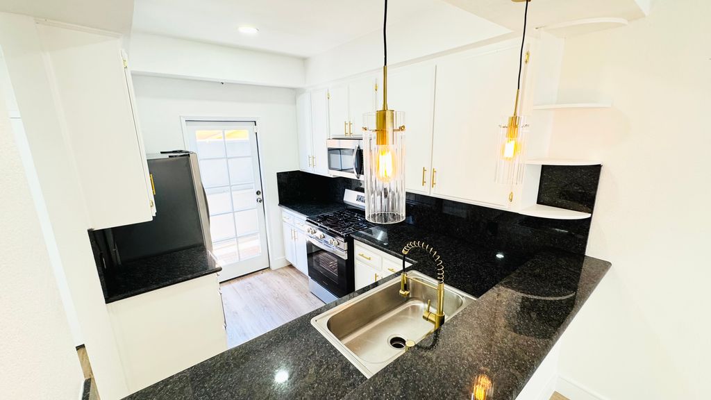 1026 N  Croft Ave #102, West Hollywood, CA 90069