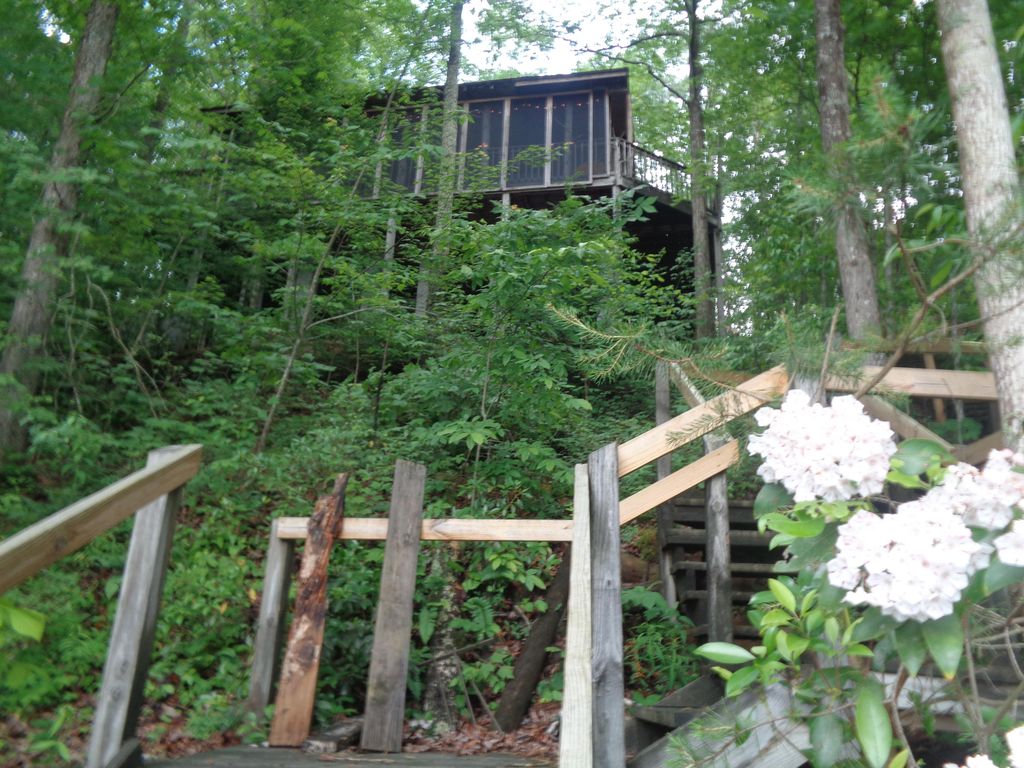 261 Rocky Point Rd, East Bernstadt, KY 40729