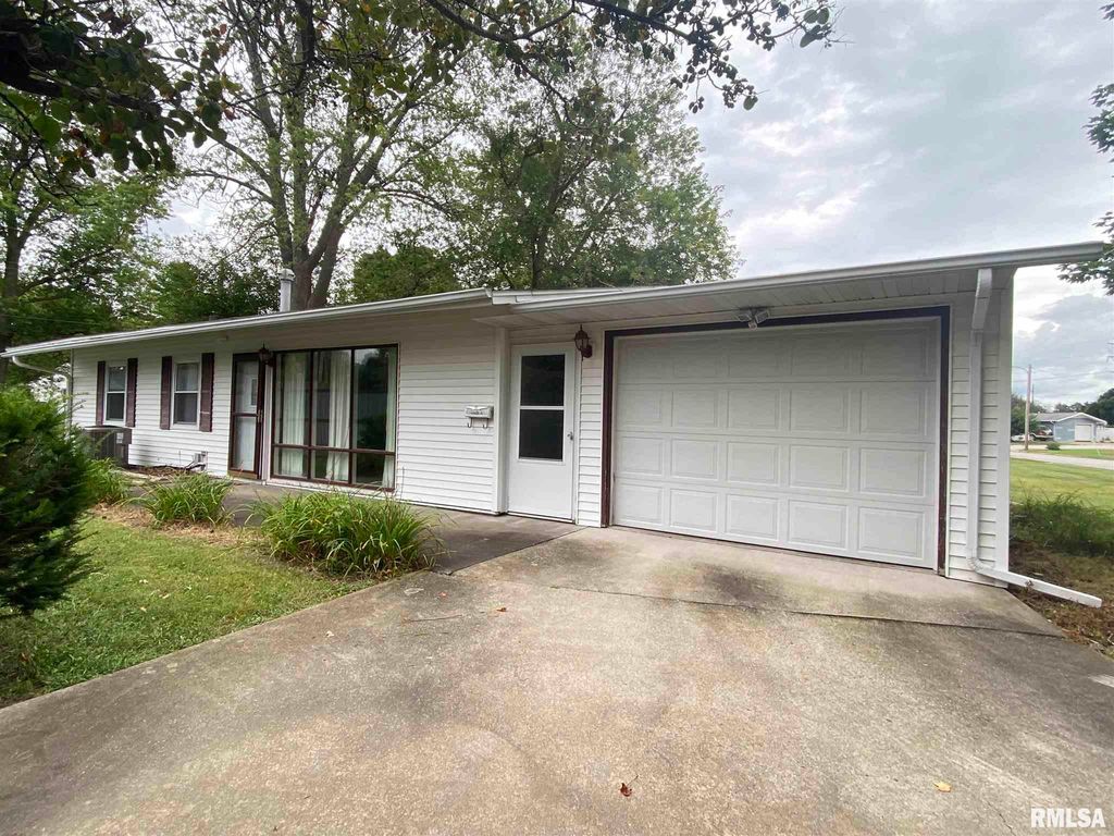 809 Memorial Dr, Macomb, IL 61455