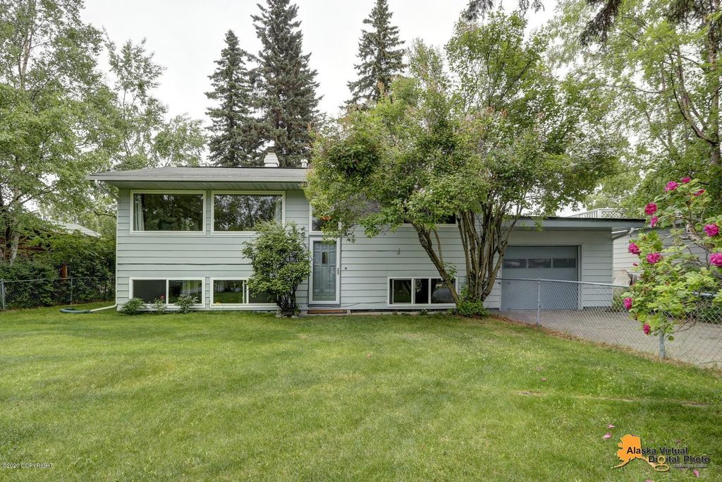 8233 Bearberry St, Anchorage, AK 99502