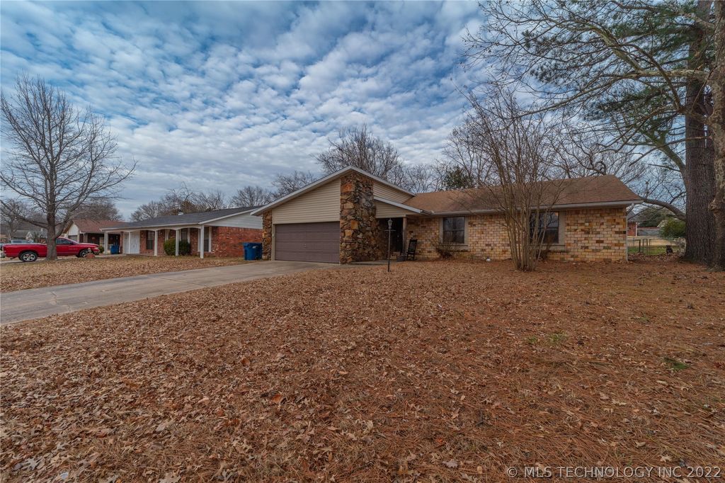 1612 Red Bud Ln, McAlester, OK 74501