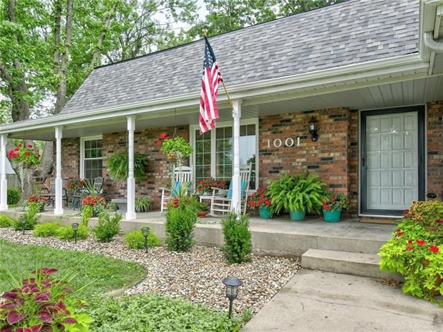 1001 SW Hickory Ct, Blue Springs, MO 64015