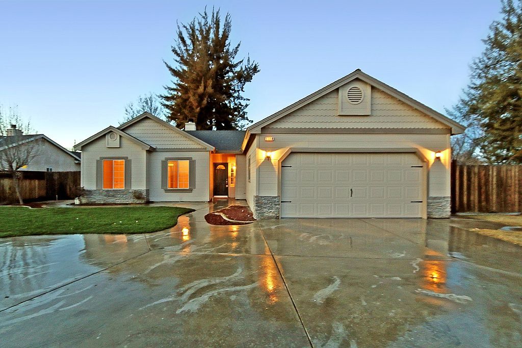 1384 Tulip St, Lemoore, CA 93245
