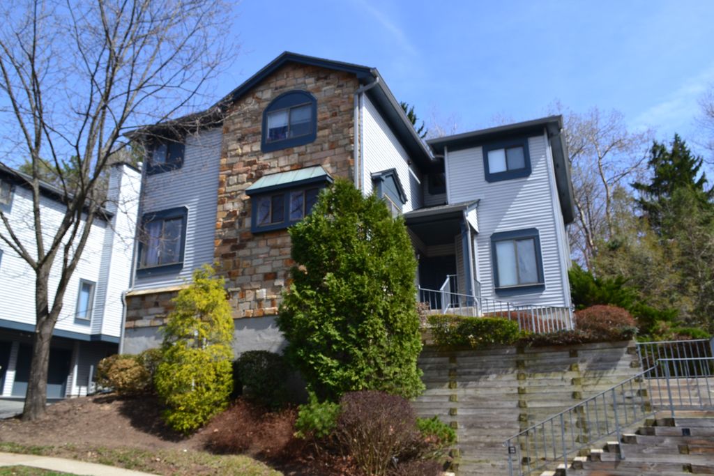 26 Overlook Dr, Hackettstown, NJ 2 Bed, 2 Bath Townhouse 32 Photos